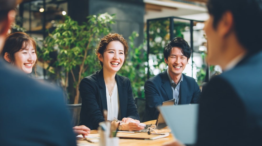 オフィスで社員と打ち合わせをするS社長