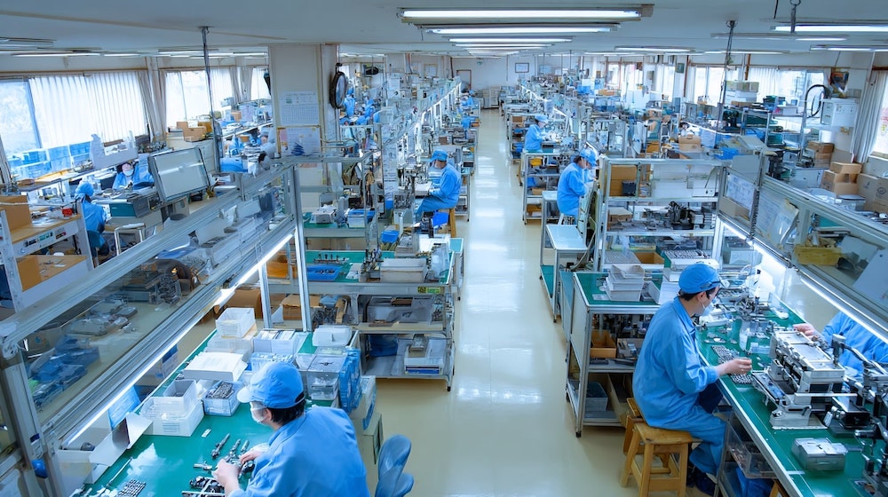 工場内の精密部品製造ライン