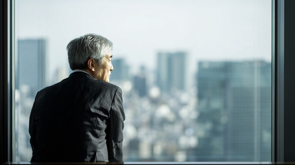 未来の事業計画を見つめるT社長