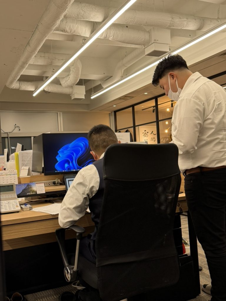 お仕事中のレガシア社の社員