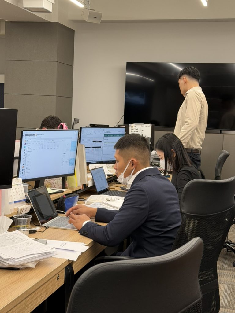 お仕事中のレガシア社の社員