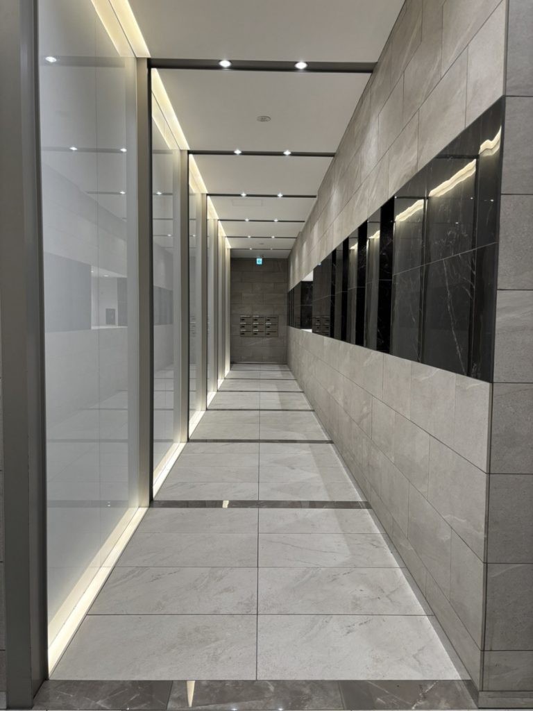 レガシアのオフィスビルの1階の様子